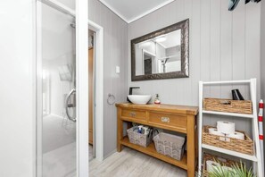 Dusche, Haartrockner, Handtücher, Seife