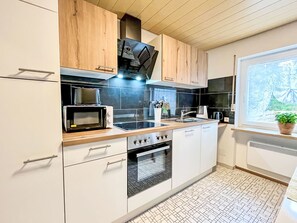 Kjøleskap, mikrobølgeovn, ovn og oppvaskmaskin