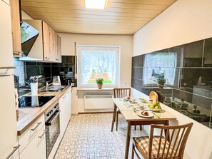 Een koelkast, een magnetron, een oven, een vaatwasser