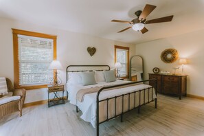 5 bedrooms, iron/ironing board, free WiFi, bed sheets