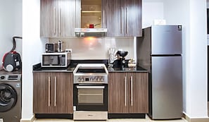 Jääkaappi, mikroaaltouuni, uuni, liesi