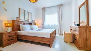 1 chambre, bureau, fer et planche à repasser, lit de bébé portatif