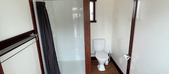 Clean and convenient cabin Centrally located in Atherton township.