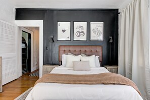 4 bedrooms, in-room safe, desk, iron/ironing board