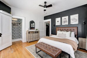 4 bedrooms, in-room safe, desk, iron/ironing board