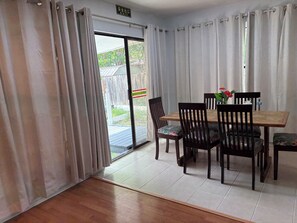 Dining - Charming 4-bedroom house with WiFi and AC in delightful San Antonio (San Antonio)