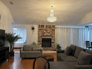 Living area - Charming 4-bedroom house with WiFi and AC in delightful San Antonio (San Antonio)