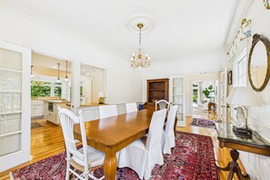 Dining - Quiet, luxe, near trails & town (Arcata)