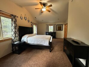4 bedrooms, desk, free WiFi, bed sheets