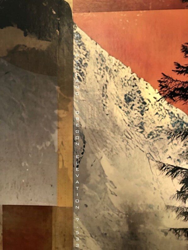 Un livre intitulé « MONTAGNE, ALTITUDE 7, 5, 3 », dont la couverture représente une montagne et le reflet d’un arbre.