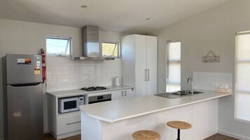 Een koelkast, een magnetron, een oven, een kookplaat