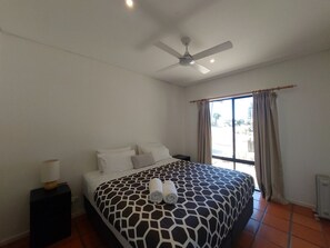 2 bedrooms, iron/ironing board, WiFi, bed sheets - Blue Oasis, Esperance (Esperance)