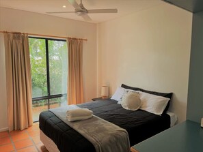 Iron/ironing board, bed sheets