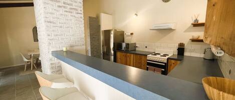 Frigorífico, microondas, horno y placa de cocina