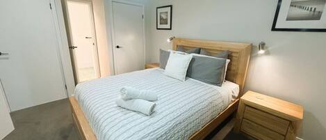 3 bedrooms, iron/ironing board, bed sheets