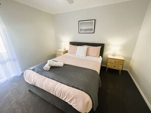 3 bedrooms, iron/ironing board, bed sheets