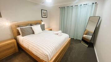 3 bedrooms, iron/ironing board, bed sheets