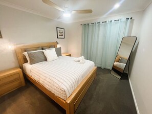 3 slaapkamers, een strijkplank/strijkijzer, beddengoed