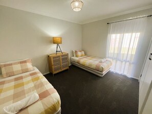 3 habitaciones, tabla de planchar con plancha y ropa de cama 