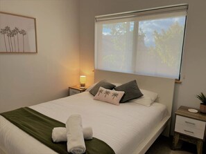 3 bedrooms, desk, iron/ironing board, WiFi - The Oceanaire, West Beach (West Beach)