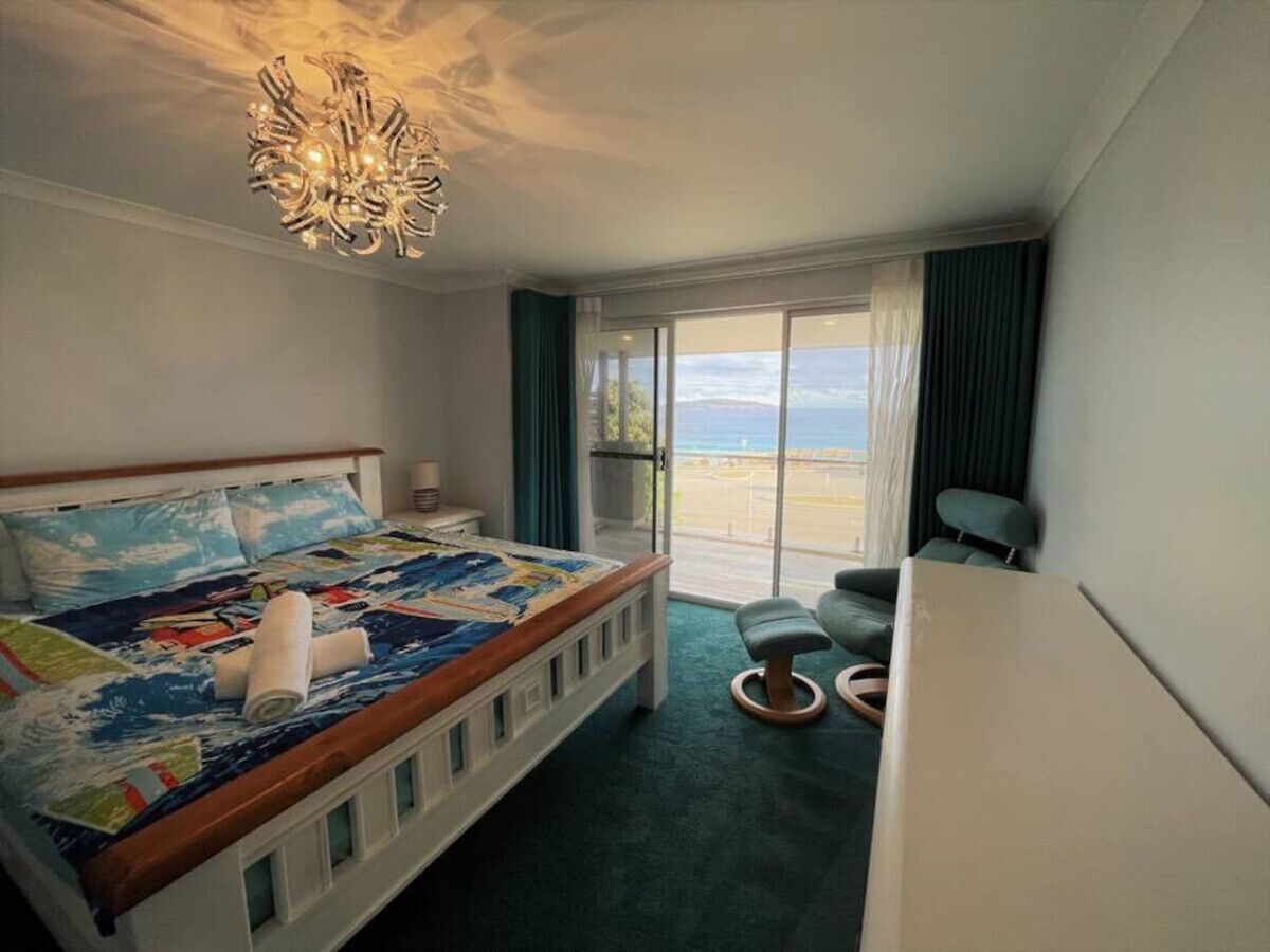 5 bedrooms, iron/ironing board, WiFi, bed sheets