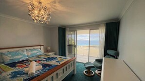 5 bedrooms, iron/ironing board, WiFi, bed sheets - West Beach House Esperance (West Beach)