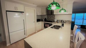 Coffee/tea maker, fridge, microwave, oven - West Beach House Esperance (West Beach)