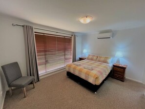 4 bedrooms, iron/ironing board, WiFi, bed sheets - The Willow, West Beach (West Beach)