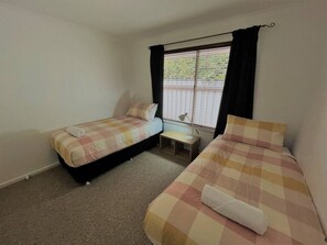 4 bedrooms, iron/ironing board, WiFi, bed sheets