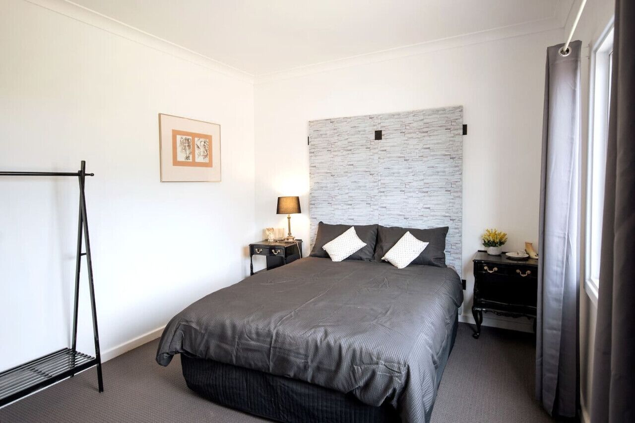 5 chambres, bureau, fer et planche à repasser, lit parapluie