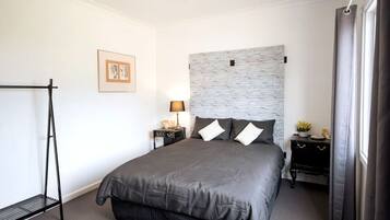 5 chambres, bureau, fer et planche Ă repasser, lit parapluie