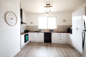 Køleskab, mikrobølgeovn, ovn, kogeplade