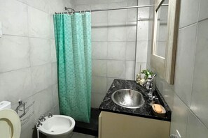 Regadera, bidet, toallas, jabón