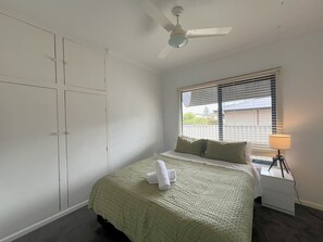 5 bedrooms, desk - Esperance Bay Retreat (Castletown)