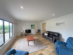 Televisie en een open haard