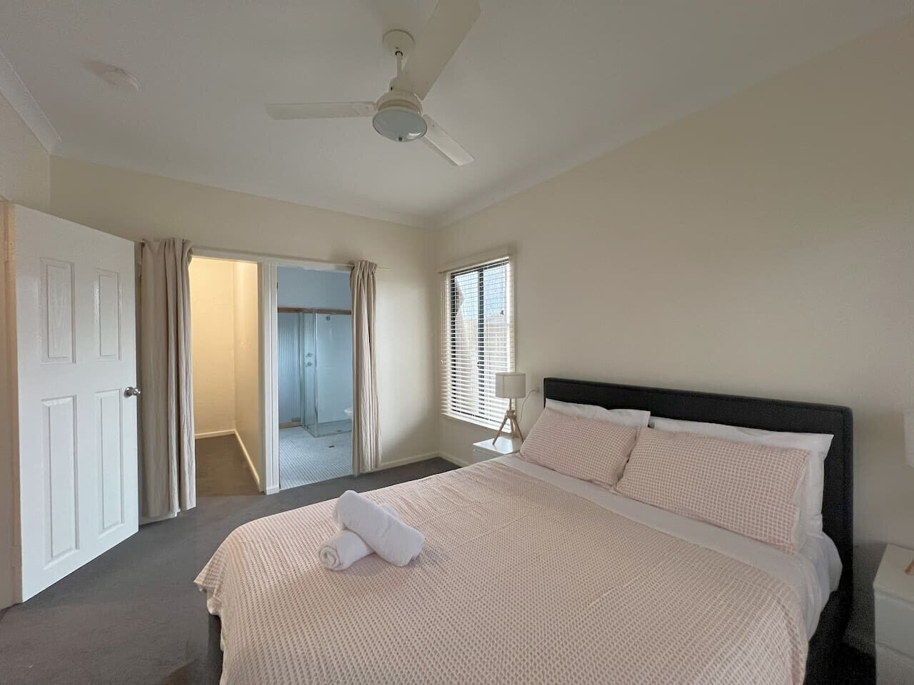 5 bedrooms, desk, WiFi