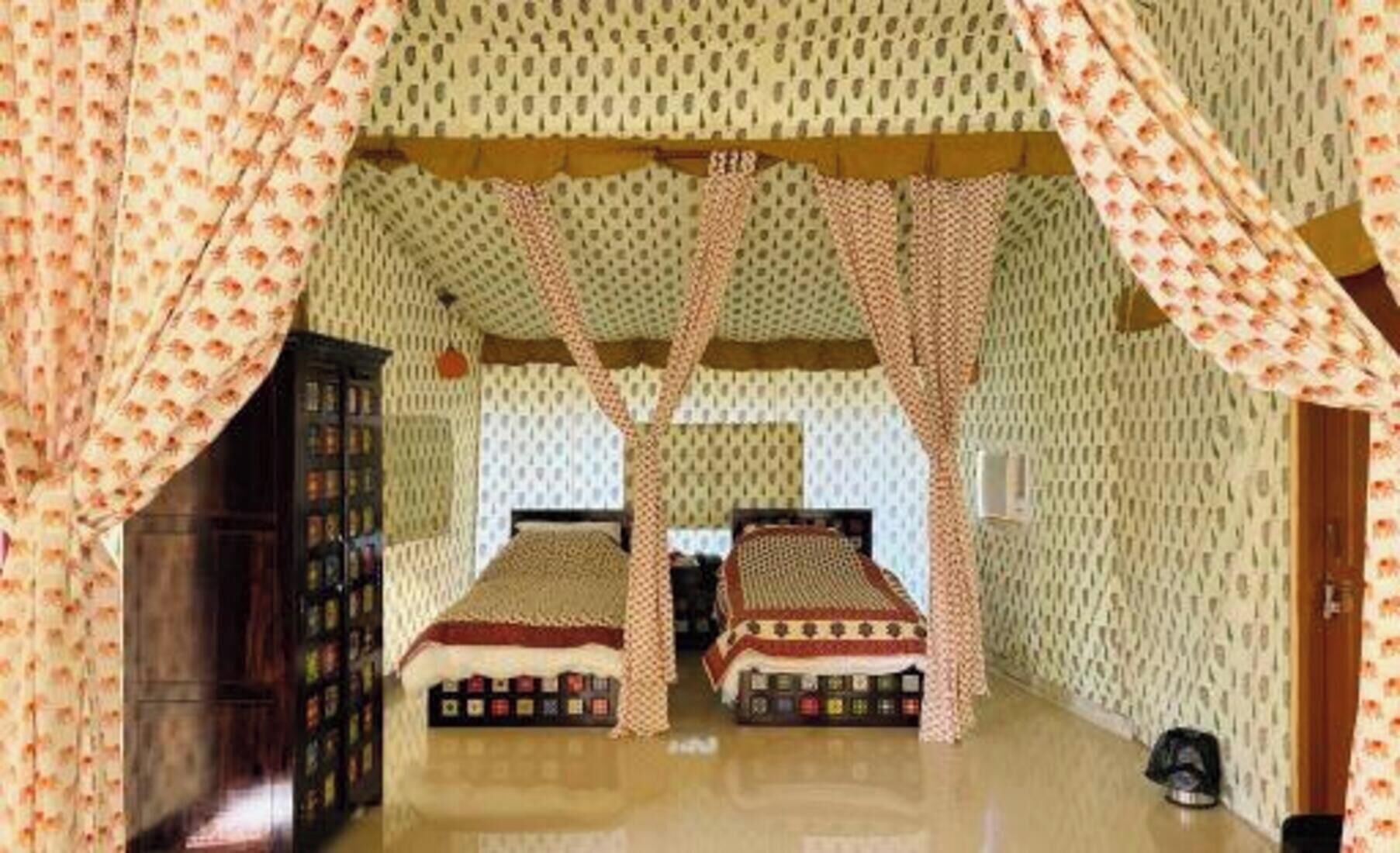 럭셔리 텐트 | 책상