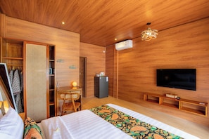 Minibar, in-room safe, desk, laptop workspace - Uma Nandhi Villa Ubud (Payangan)