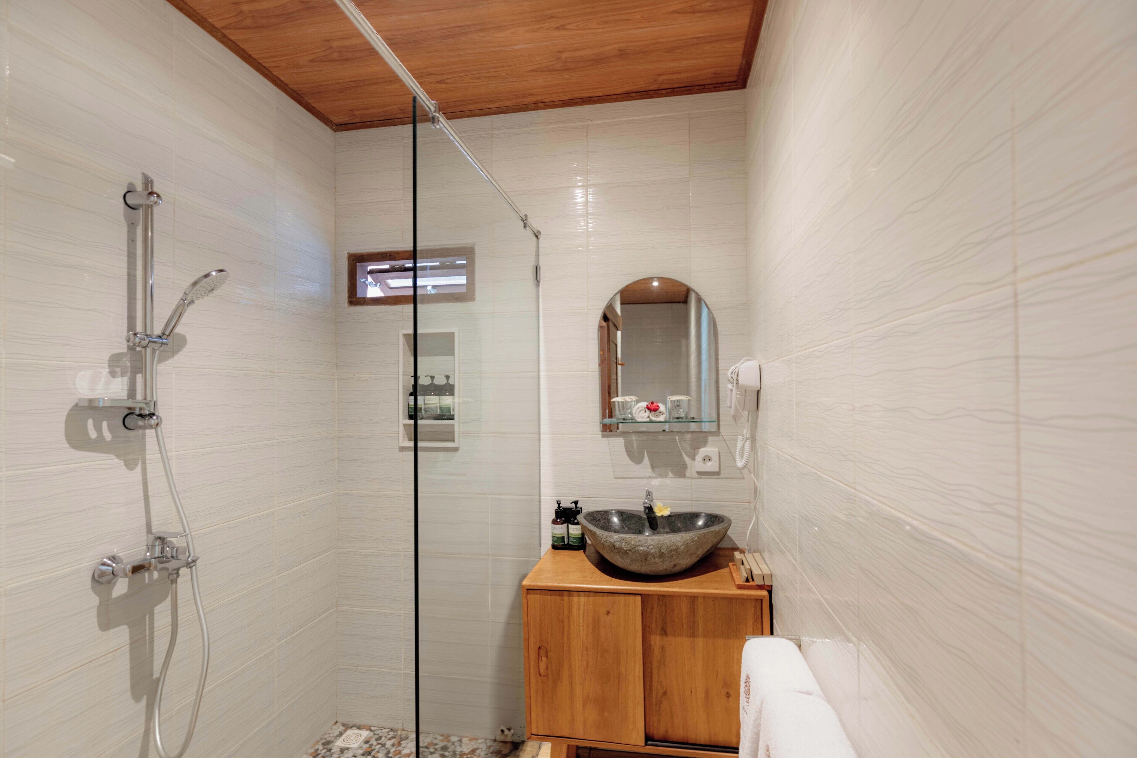Habitación doble, acceso a la piscina | Baño | Ducha, secador de pelo, zapatillas y bidé