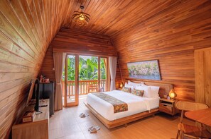 Minibar, in-room safe, desk, laptop workspace - Uma Nandhi Villa Ubud (Payangan)