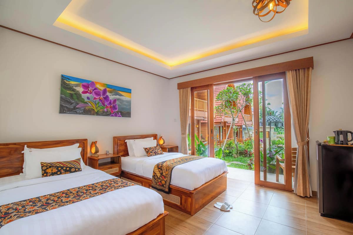 Deluxe Twin Room | Minibar, in-room safe, desk, laptop workspace