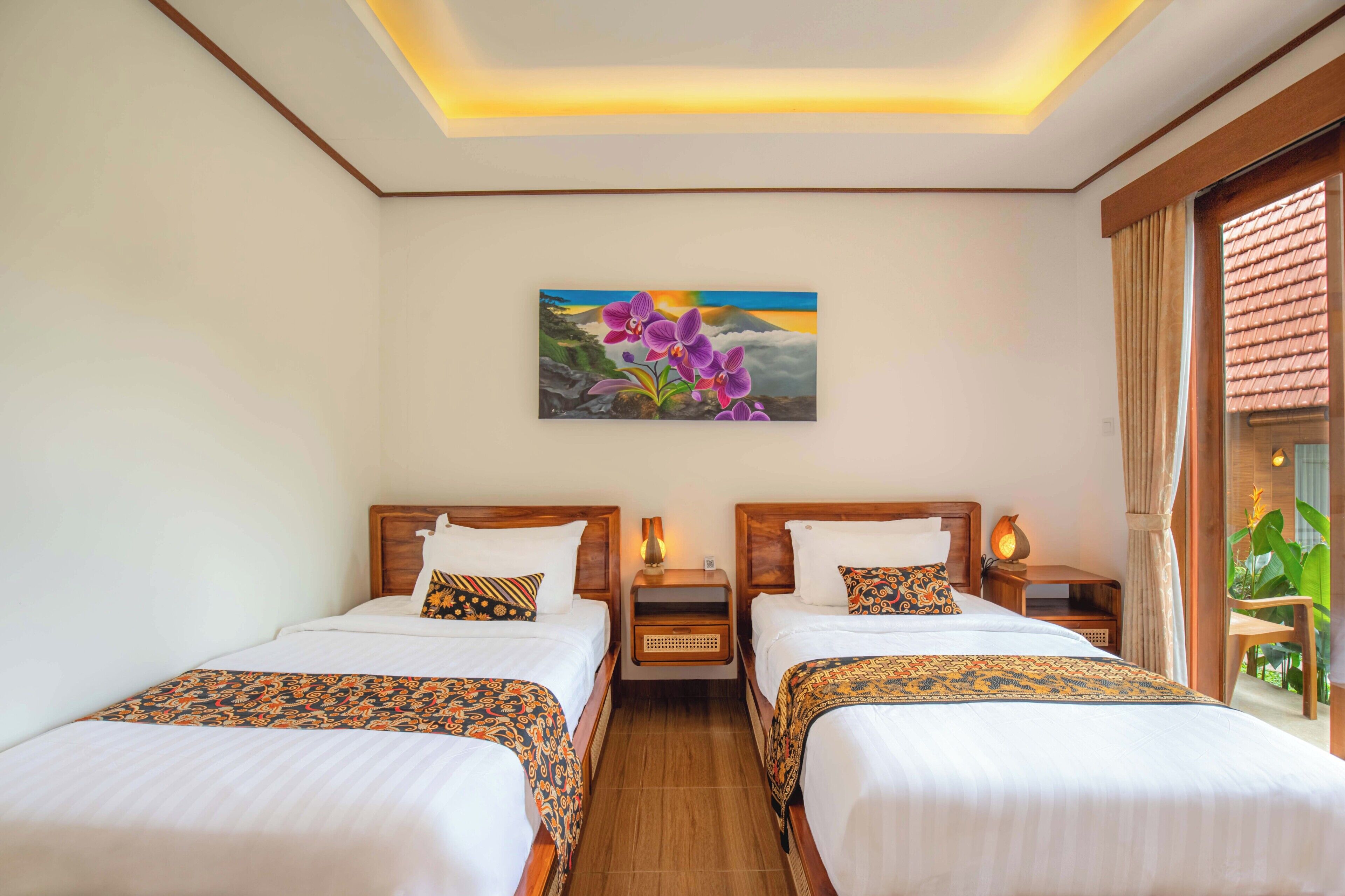 Deluxe Twin kamer | Een minibar, een kluis op de kamer, een bureau, een laptopwerkplek