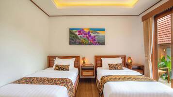 Deluxe Twin kamer | Een minibar, een kluis op de kamer, een bureau, een laptopwerkplek