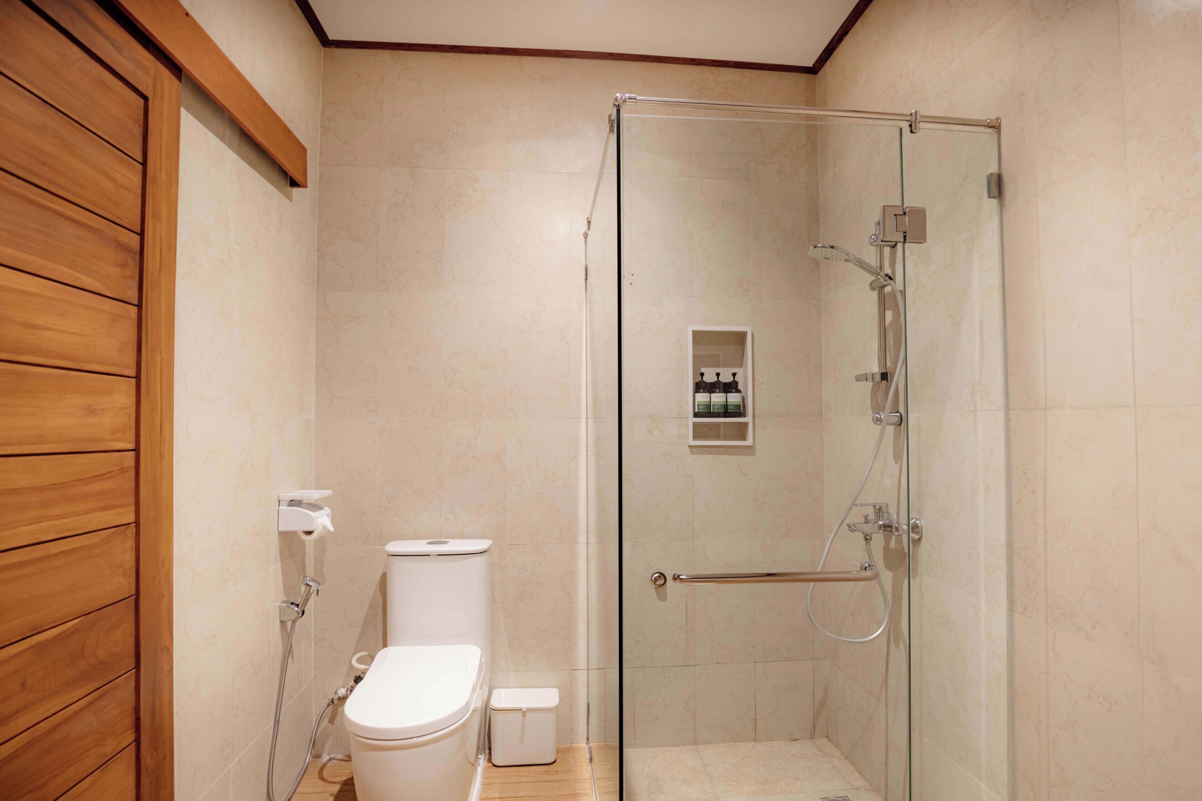 Shower, pengering rambut, sandal, dan kloset
