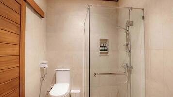 Shower, pengering rambut, sandal, dan kloset