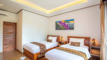 Deluxe Twin Room | Minibar, in-room safe, desk, laptop workspace