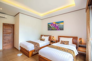 Minibar, in-room safe, desk, laptop workspace - Uma Nandhi Villa Ubud (Payangan)
