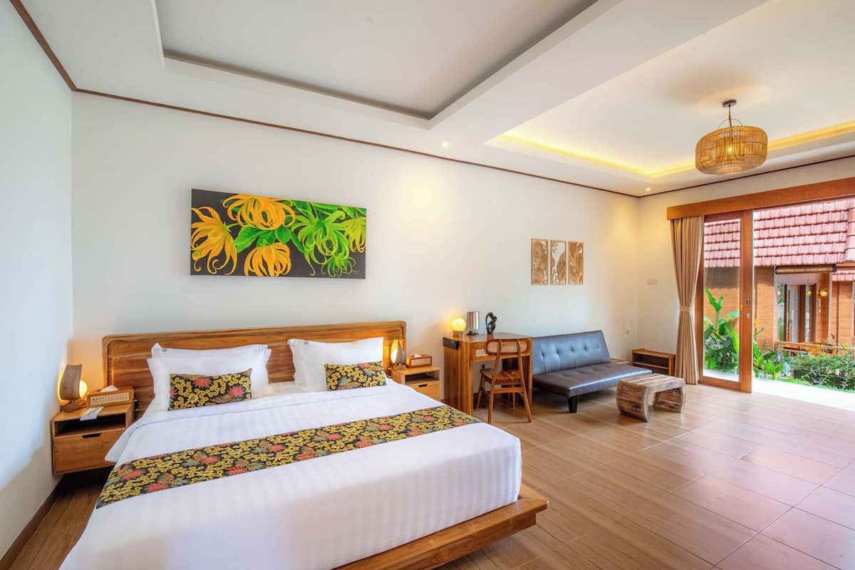 Deluxe Double Room | Minibar, in-room safe, desk, laptop workspace