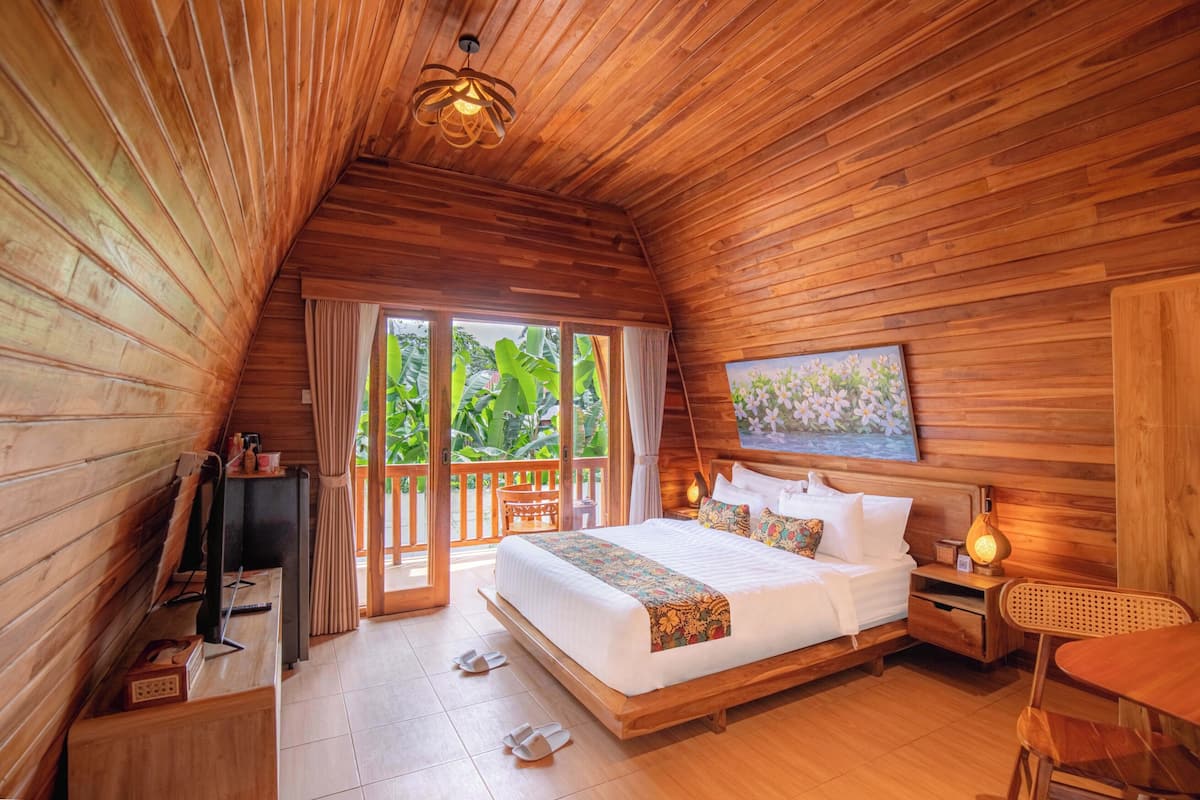Double Room, Balcony | Minibar, in-room safe, desk, laptop workspace