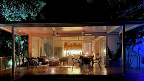 A modern interior with a dining area, kitchen, and seating space. - Beautiful Villa Lucia, Gated Tropical Retreat, Private Deck with Pool, Ojochal (Provincia de Puntarenas)